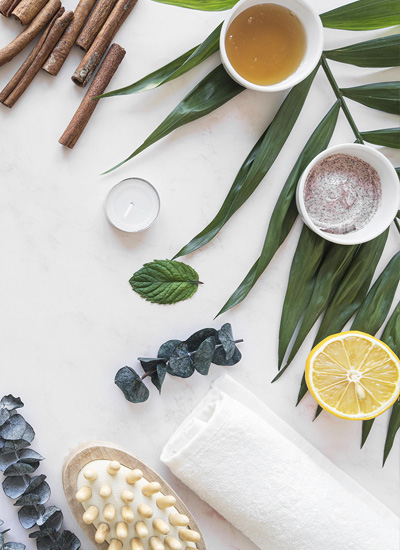 ©FreePik-frame-natural-cosmetics-desk Anordnung natürlicher Kosmetikprodukte auf einem Tisch