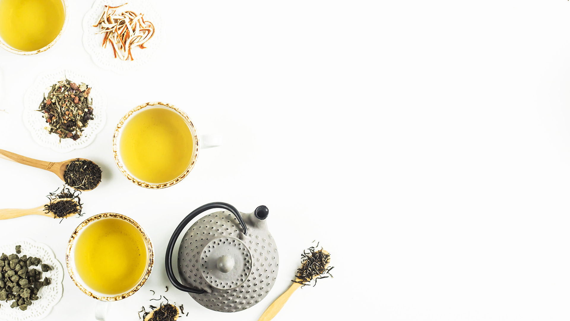 ©FreePik-gray-iron-kettle-different-kinds-dry-tea_2